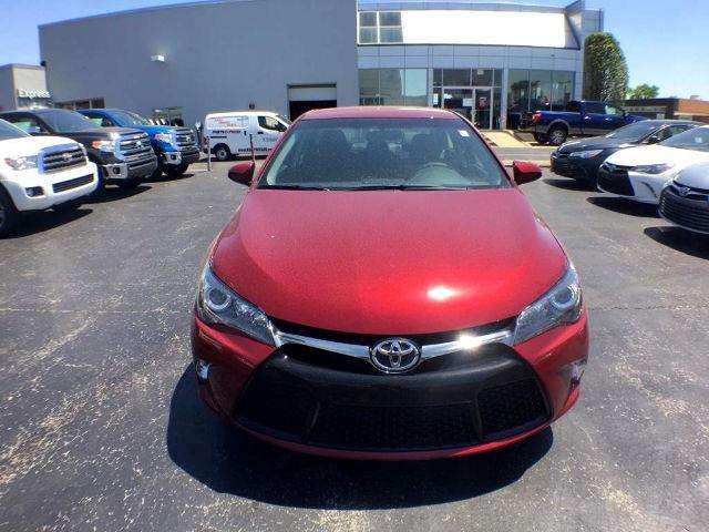 2017 Toyota Camry SE 4dr Sedan